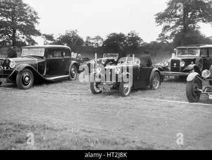 Autos, die Teilnahme an der Bugatti Owners Club Gymkhana, 5. Juli 1931. Künstler: Bill Brunell. Stockfoto