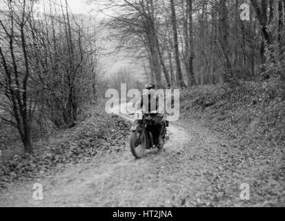 Motorrad von RD Quincy im Wettbewerb in der Inter-Varsity-Studie, November 1931 geritten. Künstler: Bill Brunell. Stockfoto