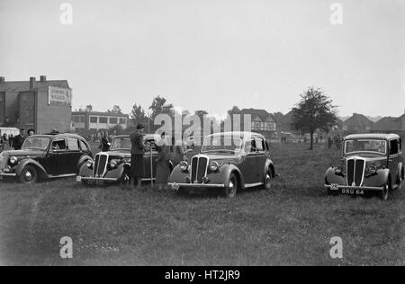 Zwei Standard fliegen Twelves und einem fliegenden neun Uhr die Standard-Auto-Besitzer Club Gymkhana, 8. Mai 1938. Künstler: Bill Brunell. Stockfoto