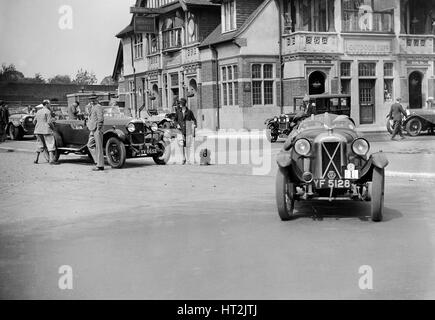 Autos auf der North West London Motor Club Trial, Osterley Park Hotel, Isleworth, 1. Juni 1929. Künstler: Bill Brunell. Stockfoto