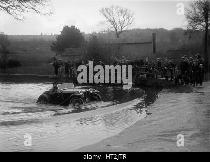 MG PA Fahrt durch eine Furt während einer Autofahren Testversion, 1936. Künstler: Bill Brunell. Stockfoto