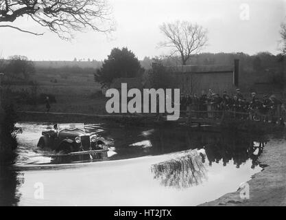 Aero Hillman Minx öffnen 2-Sitzer fahren durch eine Furt bei einem Autofahren, 1936. Künstler: Bill Brunell. Stockfoto