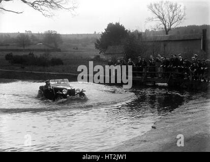 MG Magnette Fahrt durch eine Furt während einer Autofahren Testversion, 1936. Künstler: Bill Brunell. Stockfoto