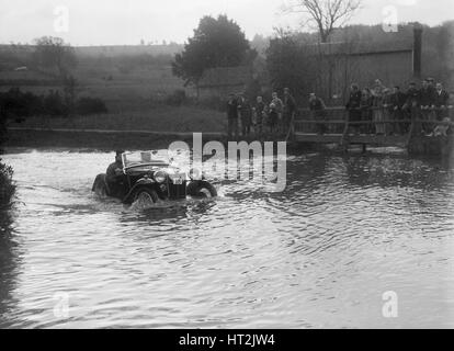 MG PA Fahrt durch eine Furt während einer Autofahren Testversion, 1936. Künstler: Bill Brunell. Stockfoto