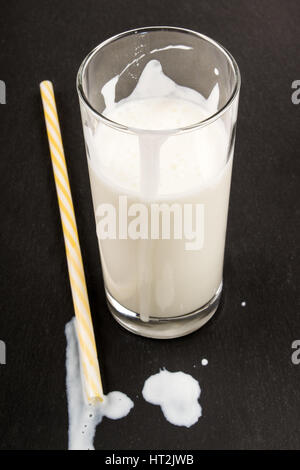 Rohe und kalte Kefir trinken in ein kleines Glas mit Stroh Stockfoto