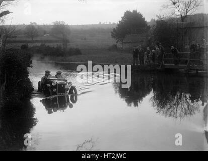 Austin Ulster Fahrt durch eine Furt während einer Autofahren Testversion, 1936. Künstler: Bill Brunell. Stockfoto