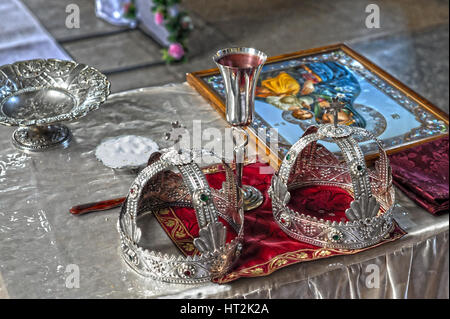 Hochzeit-Kronen in der Kirche Stockfoto