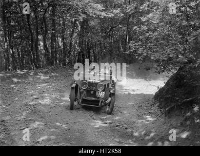 MG J2 im Wettbewerb in der B & HMC Brighton-Bier Trial, Fingle Bridge Hill, Devon, 1934. Künstler: Bill Brunell. Stockfoto