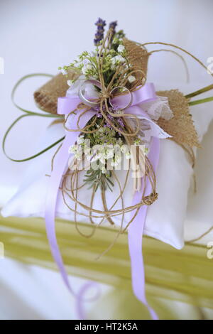 Weiße Hochzeit Kissen für Ringe auf Bräute Hände Stockfoto