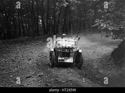 MG J2 im Wettbewerb in der B & HMC Brighton-Bier Trial, Fingle Bridge Hill, Devon, 1934. Künstler: Bill Brunell. Stockfoto