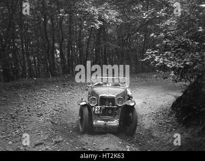 MG J2 im Wettbewerb in der B & HMC Brighton-Bier Trial, Fingle Bridge Hill, Devon, 1934. Künstler: Bill Brunell. Stockfoto