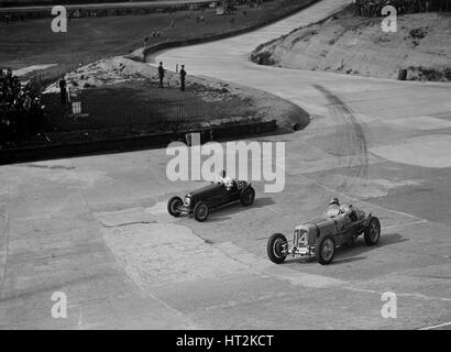 ERA und Maserati Racing in Brooklands, 1938 oder 1939. Künstler: Bill Brunell. Stockfoto