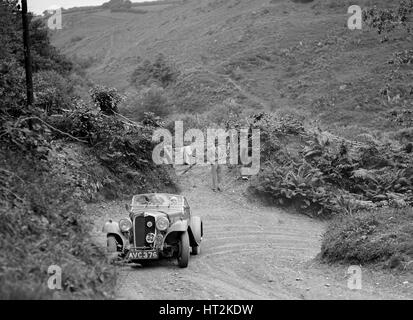 1935 Triumph Gloria Southern Cross Teilnahme an einem Autofahren Studie in Devon, Ende der 1930er Jahre. Künstler: Bill Brunell. Stockfoto