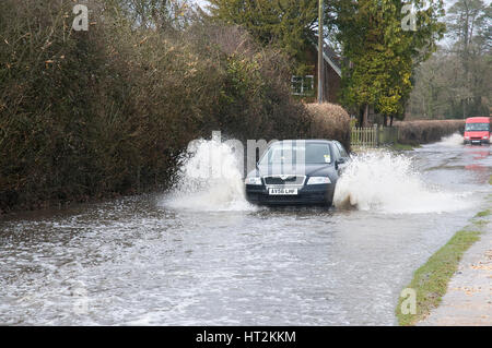 Skoda fahren schnell durch Hochwasser bei Beaulieu 2008. Künstler: unbekannt. Stockfoto