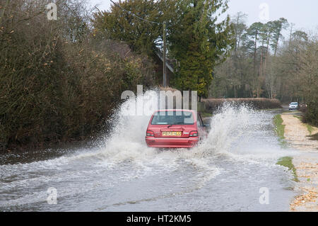 Rover Metro fahren durch Überschwemmungen bei Beaulieu 2008. Künstler: unbekannt. Stockfoto