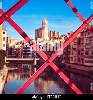 ein Blick von Girona in Spanien, Fluss Onyar und die Altstadt der Stadt Hervorhebung der Kathedrale auf der rechten Seite, gesehen durch die Struktur des c Stockfoto