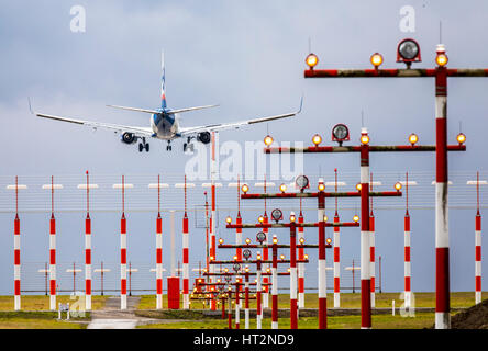 Luftfahrt, Flugzeug Landing Ansatz nach DŸsseldorf International Airport, Deutschland, Landung Pistenbefeuerung, Stockfoto