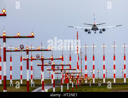 Luftfahrt, Flugzeug Landing Ansatz nach DŸsseldorf International Airport, Deutschland, Landung Pistenbefeuerung, Stockfoto