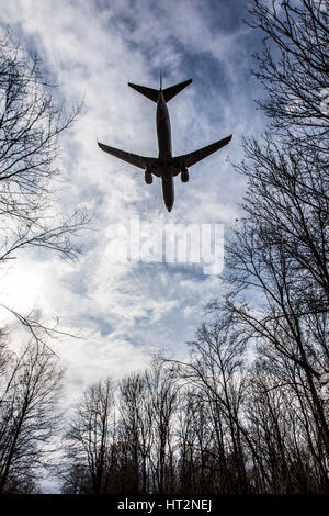 Luftfahrt, Flugzeug bei Landung Ansatz zum DŸsseldorf International Airport, Deutschland, Bäume, Stockfoto