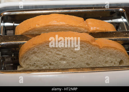 Zwei frisches Weißbrot Scheiben in einen toaster Stockfoto