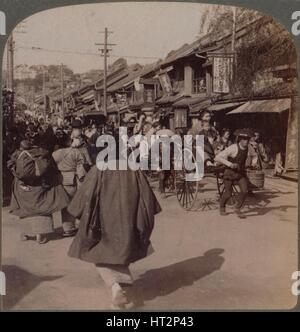 "Geschäfte und Massen an der Batsumati Street, im Quartier native, Yokohama, Japan", 1904. Künstler: unbekannt. Stockfoto