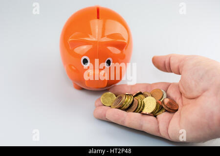 Sparschwein mit Euro-Banknoten und Münzen gefüttert. Stockfoto