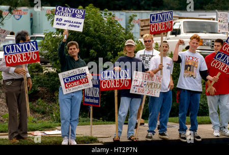 Clinton/Gore KostenzählerProtestierendern säumen den Gehweg auf der anderen Straßenseite vom Interstate Van Lines Hauptquartier vor einem Bob Dole Kampagne Rallye, Springfield Virginia. 23. September 1996. Foto: Mark Reinstein Stockfoto