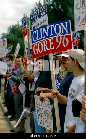 Clinton/Gore KostenzählerProtestierendern säumen den Gehweg auf der anderen Straßenseite vom Interstate Van Lines Hauptquartier vor einem Bob Dole Kampagne Rallye, Springfield Virginia. 23. September 1996. Foto: Mark Reinstein Stockfoto