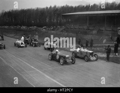 Riley Brooklands von H Hodgson und MG Magnette h Levy, Donington Park, Leicestershire, 1935. Künstler: Bill Brunell. Stockfoto
