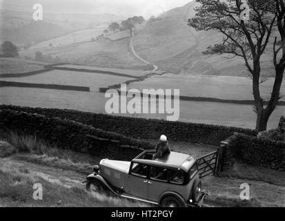 Kitty Brunell Fahrversuch einen Standard wenig zwölf Saloon, c1932. Künstler: Bill Brunell. Stockfoto