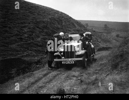 Kitty Brunell Fahrversuch einen Standard wenig zwölf Saloon, c1932. Künstler: Bill Brunell. Stockfoto