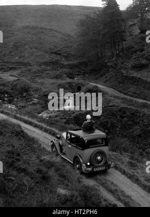 Kitty Brunell Fahrversuch einen Standard wenig zwölf Saloon, c1932. Künstler: Bill Brunell. Stockfoto