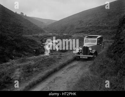 Kitty Brunell Fahrversuch einen Standard wenig zwölf Saloon, c1932. Künstler: Bill Brunell. Stockfoto