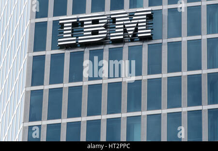 München, Deutschland. 6. März 2017. Das IBM-Logo auf die Highlight Towers in München, 6. März 2017. Die IT-Riese IBM betreibt weltweit Hauptsitz für die Abteilung Watson IoT (Internet der Dinge). Foto: Matthias Balk/Dpa/Alamy Live News Stockfoto