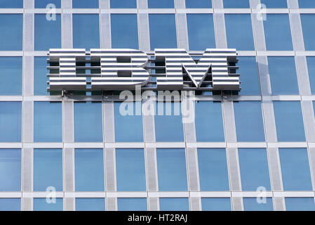 München, Deutschland. 6. März 2017. Das IBM-Logo auf die Highlight Towers in München, 6. März 2017. Die IT-Riese IBM betreibt weltweit Hauptsitz für die Abteilung Watson IoT (Internet der Dinge). Foto: Matthias Balk/Dpa/Alamy Live News Stockfoto