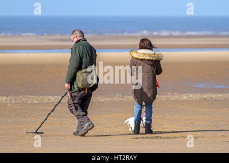 Ein Metalldetektor suchen Kundenakquise Freizeitaktivitäten Buried Treasure detectorist Exploration hobby Hobbys person Strand Sand Meer prospector direkt am Meer Stockfoto