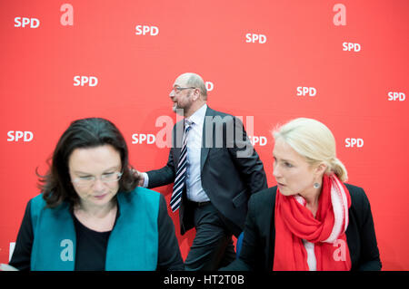 Berlin, Deutschland. 6. März 2017. SPD-Kanzlerkandidat Martin Schulz mit Arbeitsminister Andrea Nahles und der Familie zu dienen Manuela Schwesig (R) in der Willy-Brandt-Haus in Berlin, Deutschland, 6. März 2017. Der Parteivorstand tagte in Berlin. Foto: Kay Nietfeld/Dpa/Alamy Live News Stockfoto