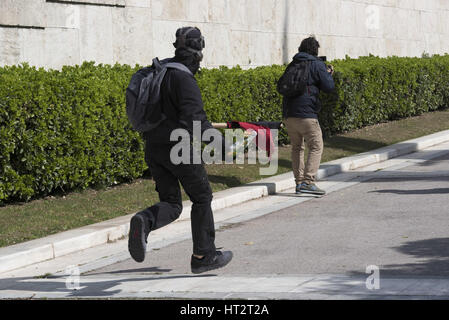 Athen, Griechenland. 6. März 2017. Anarchistischen Studenten werfen Molotowcocktails im Parlament. Schülerinnen und Schüler gingen auf die Straße, um gegen die Verschlechterung der öffentlichen Bildung und Reformen und Privatisierungen zu demonstrieren. Bildnachweis: Nikolas Georgiou/ZUMA Draht/Alamy Live-Nachrichten Stockfoto