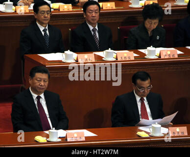 Peking, China. 3. März 2017. Chinesische Präsident Xi Jinping (L) und Premier Li Keqiang besuchen die Eröffnung der 5. Tagung des 12. Chinesen politischen Beratenden Konferenz (CPPCC) in der großen Halle des Volkes in Peking am 3. März 2017. Die PKKCV spielt eine weitgehend symbolische staatlichen Rolle mit Mitgliederversammlung einmal jährlich, Sozial- und wirtschaftspolitischen Maßnahmen, darunter wohlhabende Unternehmer diskutieren sport Stars und Mitglieder der leistungsstarke politischen Familien. Bildnachweis: Stephen Rasierer/ZUMA Draht/Alamy Live-Nachrichten Stockfoto