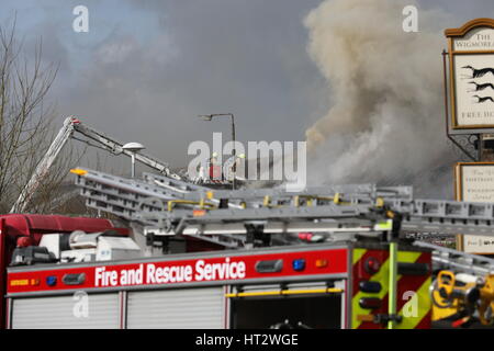 Luton, Großbritannien. 6. März 2017. Ein Großbrand ereignete sich auf der Asda Supermarkt auf Wigmore Lane in Luton um die Mittagszeit. Eine Hubarbeitsbühne greift das Feuer auf dem Dach mit mindestens 10 Pumpen anwesend. Bildnachweis: Nick schnitzen/Alamy Live-Nachrichten Stockfoto