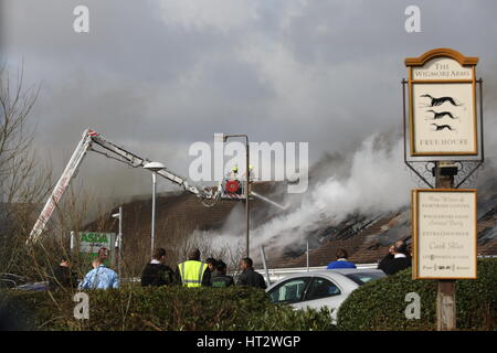 Luton, Großbritannien. 6. März 2017. Ein Großbrand ereignete sich auf der Asda Supermarkt auf Wigmore Lane in Luton um die Mittagszeit. Eine Hubarbeitsbühne greift das Feuer auf dem Dach mit mindestens 10 Pumpen anwesend. Bildnachweis: Nick schnitzen/Alamy Live-Nachrichten Stockfoto