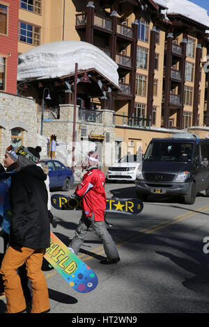 Mammoth Lakes, Kalifornien, USA. 4. März 2017. Schnee aufgetürmt hoch im Dorf, wie Skifahrer und Snowboarder, die Skilifte zu Fuß. 43 Fuß Schnee gesunken am Mammoth Mountain Ski Resort in Südkalifornien auch in dieser Saison bisher mit Schnee hoch aufgetürmt um Hütten und Gehwege. Autobahnen und Schulen über die Sierra zeitweise geschlossen wurden, und Feuerwehrleute sind Schwierigkeiten haben, Hydranten. Bildnachweis: ZUMA Press, Inc./Alamy Live-Nachrichten Stockfoto