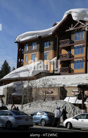 Mammoth Lakes, Kalifornien, USA. 4. März 2017. Schnee aufgetürmt hoch im Dorf, wie Skifahrer und Snowboarder, die Skilifte zu Fuß. 43 Fuß Schnee gesunken am Mammoth Mountain Ski Resort in Südkalifornien auch in dieser Saison bisher mit Schnee hoch aufgetürmt um Hütten und Gehwege. Autobahnen und Schulen über die Sierra zeitweise geschlossen wurden, und Feuerwehrleute sind Schwierigkeiten haben, Hydranten. Bildnachweis: ZUMA Press, Inc./Alamy Live-Nachrichten Stockfoto