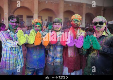 Mathura, Uttar Pradesh, Indien. 6. März 2017. Die Menschen genießen das jährliche hinduistische Festival der Farben, auch bekannt als Holi, Radha Rani Tempel. Bildnachweis: Prabhat Kumar Verma/ZUMA Draht/Alamy Live-Nachrichten Stockfoto