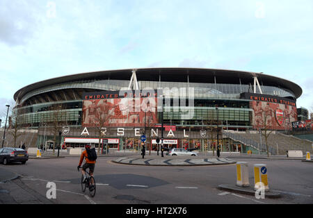 London, UK. 6. März 2017. Ein Radfahrer führt Emirates Stadium in London, England, 6. März 2017. Arsenal FC wird FC Bayern München in einem UEFA Champions League Runde von 16 Rückspiel Fußballspiel im Emirates-Stadion am 7. März 2017 stellen. Foto: Andreas Gebert/Dpa/Alamy Live-Nachrichten Stockfoto