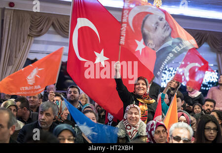 Kelsterbach, Deutschland. 6. März 2017. Unterstützer des türkischen Präsidenten Recep Tayyip Erdogan und der regierenden Justiz- und Entwicklungspartei (AKP) Partei Welle türkischen Fahnen bei einem Referendum Kampagne Ereignis, an dem die AKP-Parlamentarier Taner Yildiz eine Rede in Kelsterbach, Deutschland, 6. März 2017 gab. Mehrere hundert Fans besuchten die Veranstaltung. Foto: Boris Roessler/Dpa/Alamy Live News Stockfoto