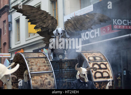 Basel, Schweiz. 6. März 2017. Nachtschwärmer beteiligen sich an den Faschingsumzug während der Karneval von Basel 2017 in Basel, Schweiz, 6. März 2017. Die Basler Fasnacht, die den größten Karneval in der Schweiz ist, begann am Montag am frühen Morgen und dauert 72 Stunden. Bildnachweis: Xu Jinquan/Xinhua/Alamy Live-Nachrichten Stockfoto
