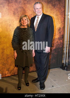 Berlin, Deutschland. 6. März 2017. Bayerns Innenminister Joachim Herrmann mit Ehefrau Gerswid Man Doki Soulmates Und Wings of Freedom Konzert in Berlin, Deutschland bin 06.03.2017 Credit: Peter Schatz/Alamy Live News Stockfoto