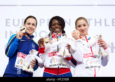 Belgrad, Serbien. 6. März 2017. (L-R) Der Ukraine Silbermedaillengewinner Olesja Povh, Großbritanniens Goldmedaillengewinner Asha Philip und Polens Bronzemedaillengewinner Ewa Swoboda posieren auf dem Podium bei der Siegerehrung für der Frauen 60m am Tag drei der 2017 Leichtathletik-Halleneuropameisterschaften in der Kombank-Arena am 5. März 2017 in Belgrad, Serbien. Bildnachweis: Nikola Krstic/Alamy Live-Nachrichten Stockfoto