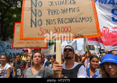 Buenos Aires, Argentinien. 6. März 2017. Zum Ausgleich von himmelhohen Inflation letztes Jahr nehmen Tausende von Lehrern in den Straßen von Buenos Aires im Rahmen einer zweitägigen nationalen Streik fordern eine Lohnerhöhung. Der Protest verzögert den ersten Schultag für Millionen von Kindern. Bildnachweis: Anton Velikzhanin/Alamy Live-Nachrichten Stockfoto